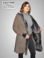 Preview: elegante Damen Lammfelljacke lang mit Kapuze Knöpfe echtes Merinolamm taupe
