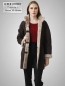 Preview: Damen Lammfelljacke Stehkragen braun weiß lang echtes Schaffell