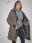 Preview: elegante Damen Lammfelljacke lang mit Kapuze Knöpfe echtes Merinolamm taupe