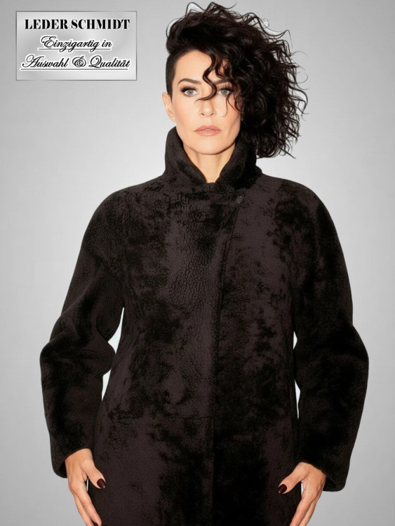 Preview: leichte Damen Curly-Lammfellmantel dunkelbraun mit Lammfell nach außen, Reverskragen und Pelzhaken