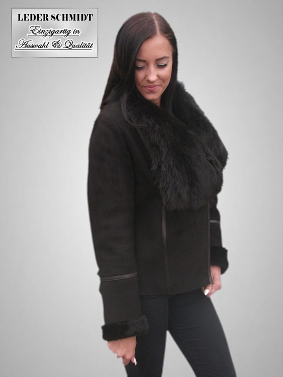 kurze-braune-lammfelljacke-mit-großem-lammfellkragen