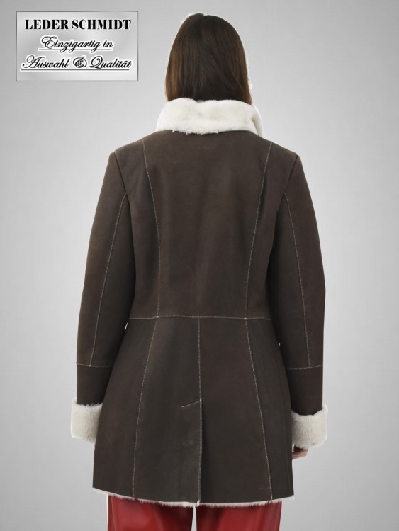 leichte braune lange Damen-Lammfelljacke als Zweireiher