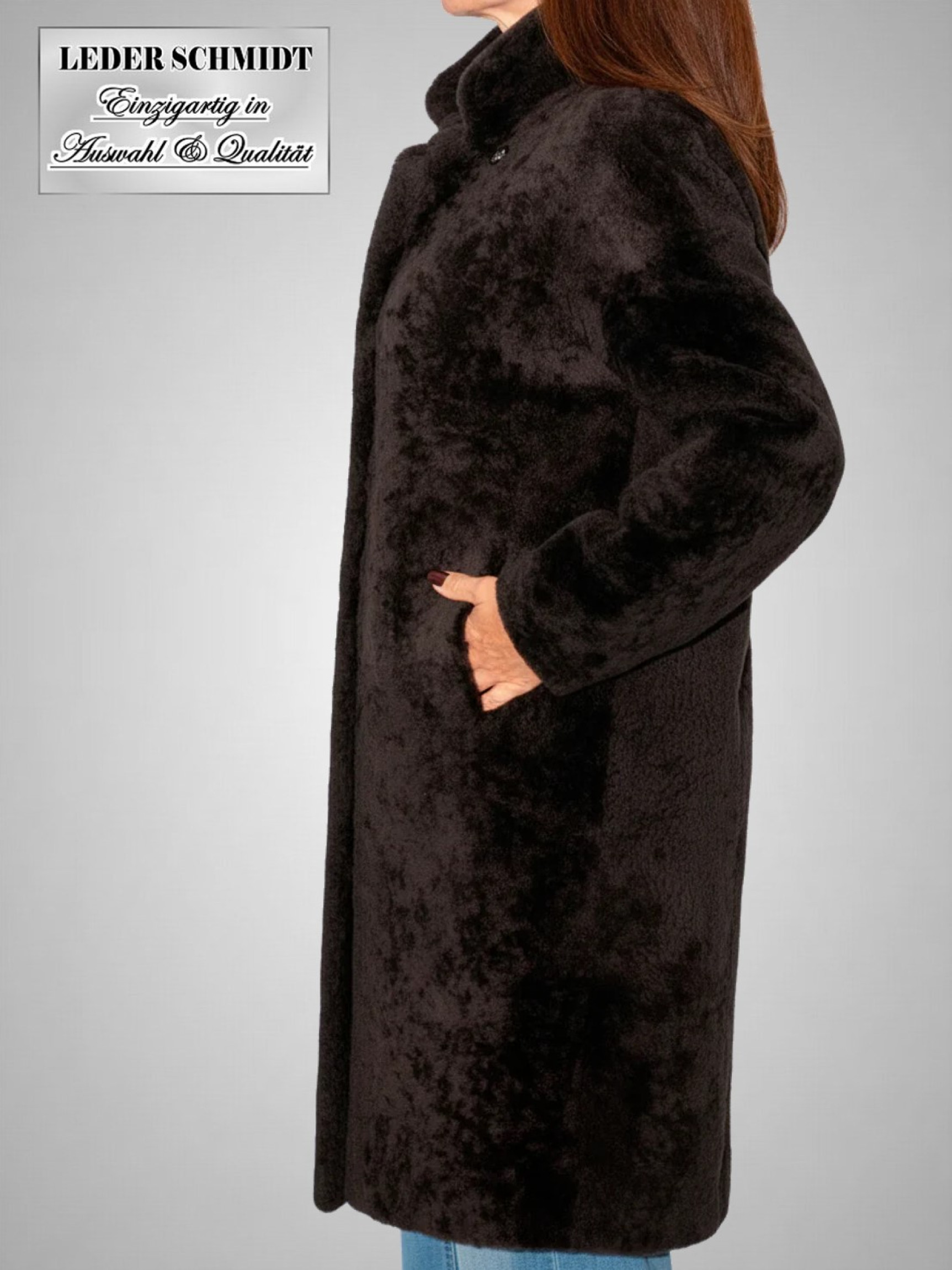 Curly-Schaffellmantel dunkelbraun mit Lammfell nach außen, Reverskragen und Pelzhaken