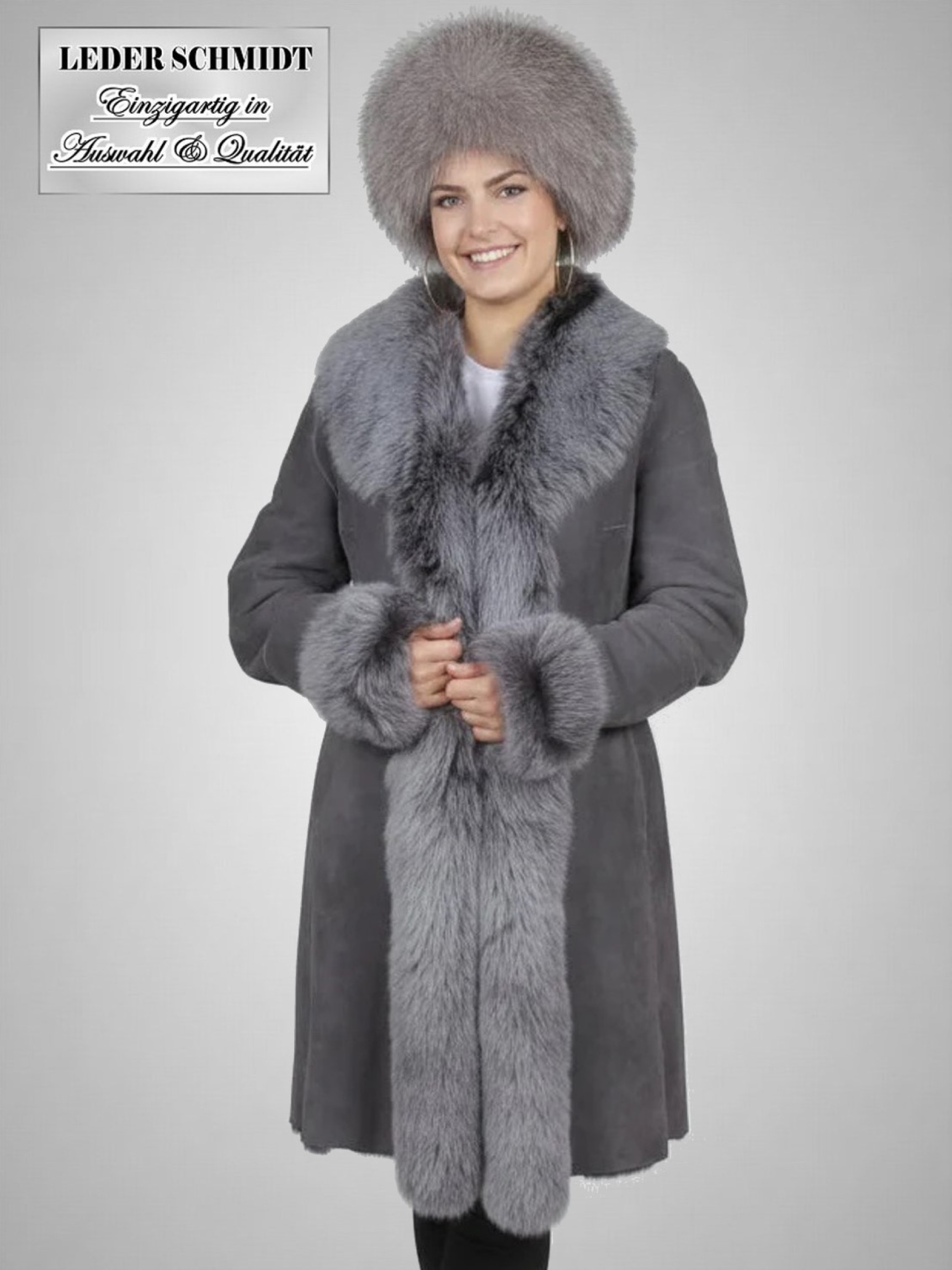 Echte leichte Damen lange Lammfelljacke in der Farbe grau, die Jacke ist figurbetont