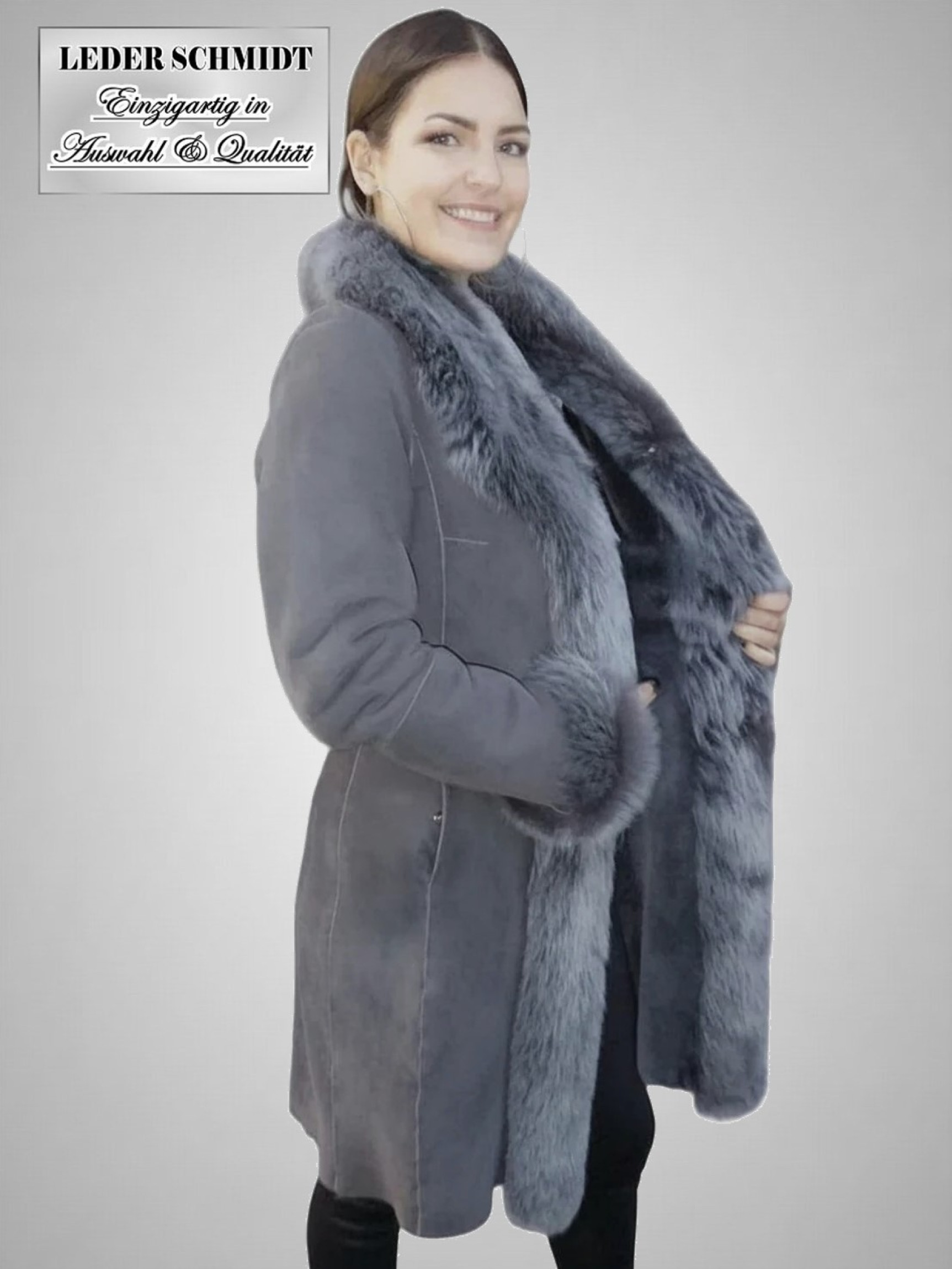 Echte leichte Damen lange Lammfelljacke in der Farbe grau, die Jacke ist figurbetont, der Verschluss ist aus Pelzhaken