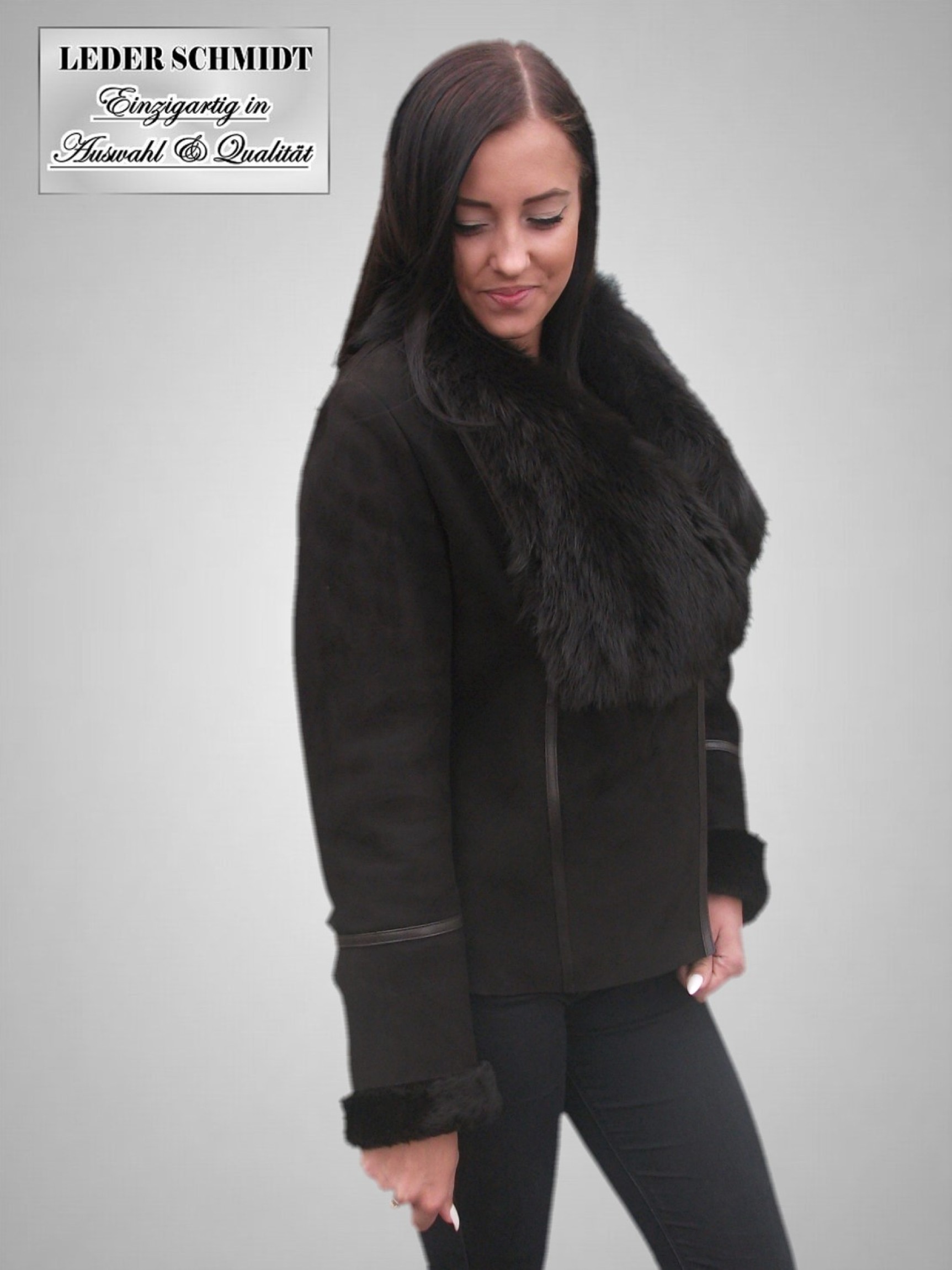 kurze-braune-lammfelljacke-mit-großem-lammfellkragen