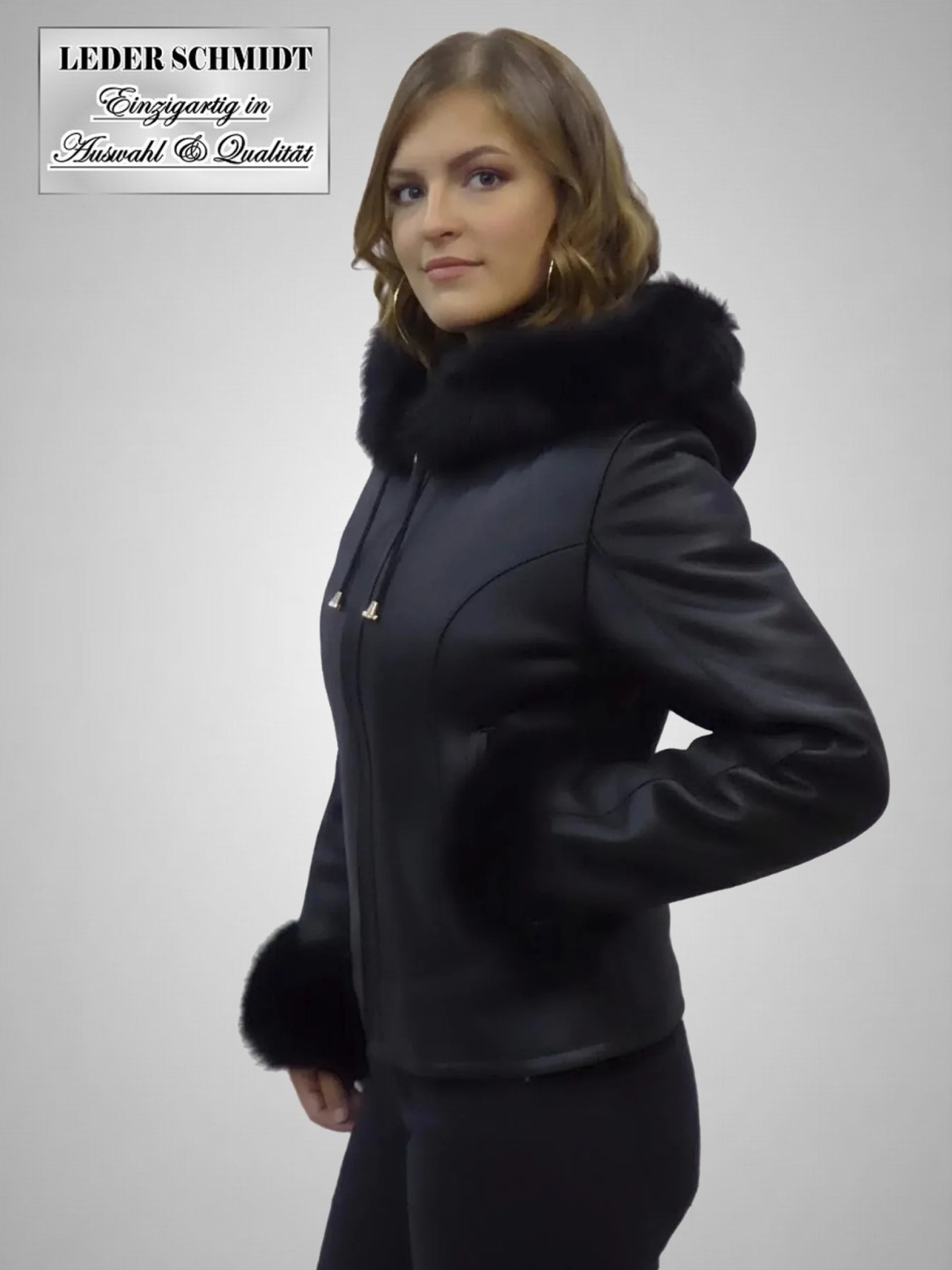 leichte kurze Damen Lammfelljacke in schwarz