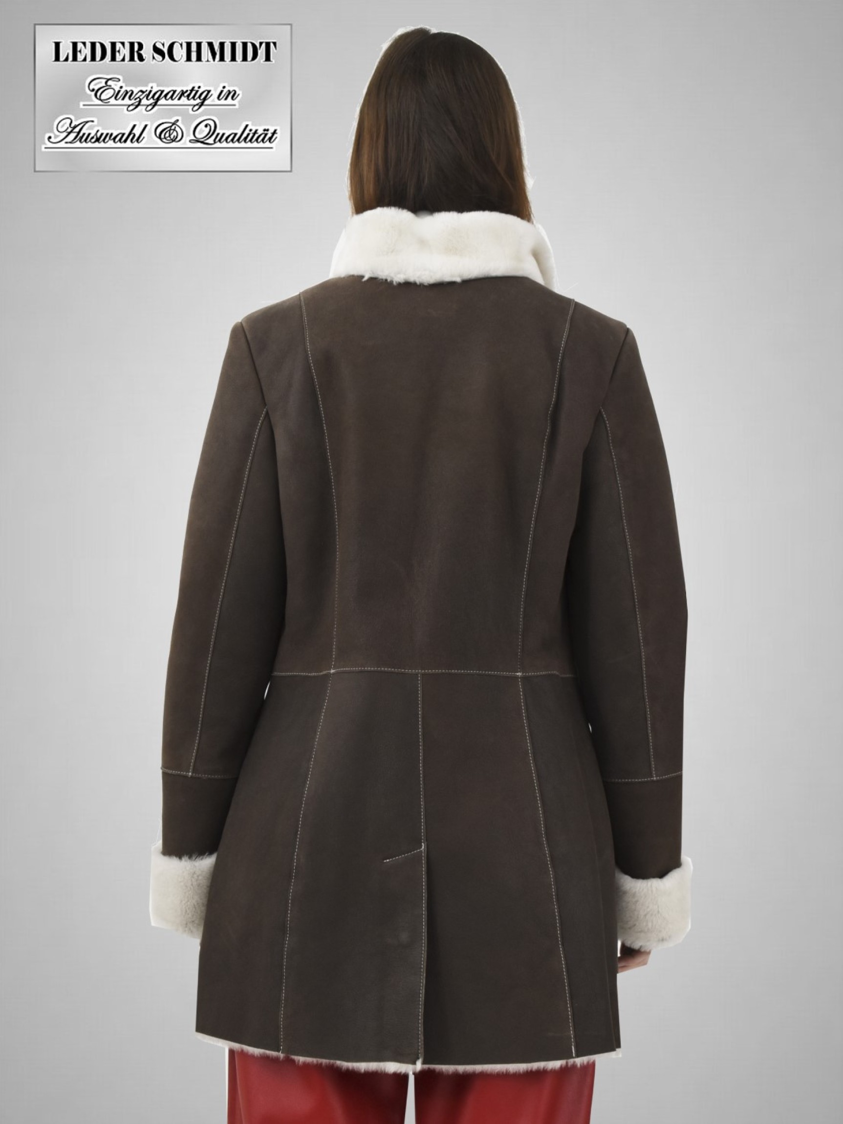 leichte braune lange Damen-Lammfelljacke als Zweireiher